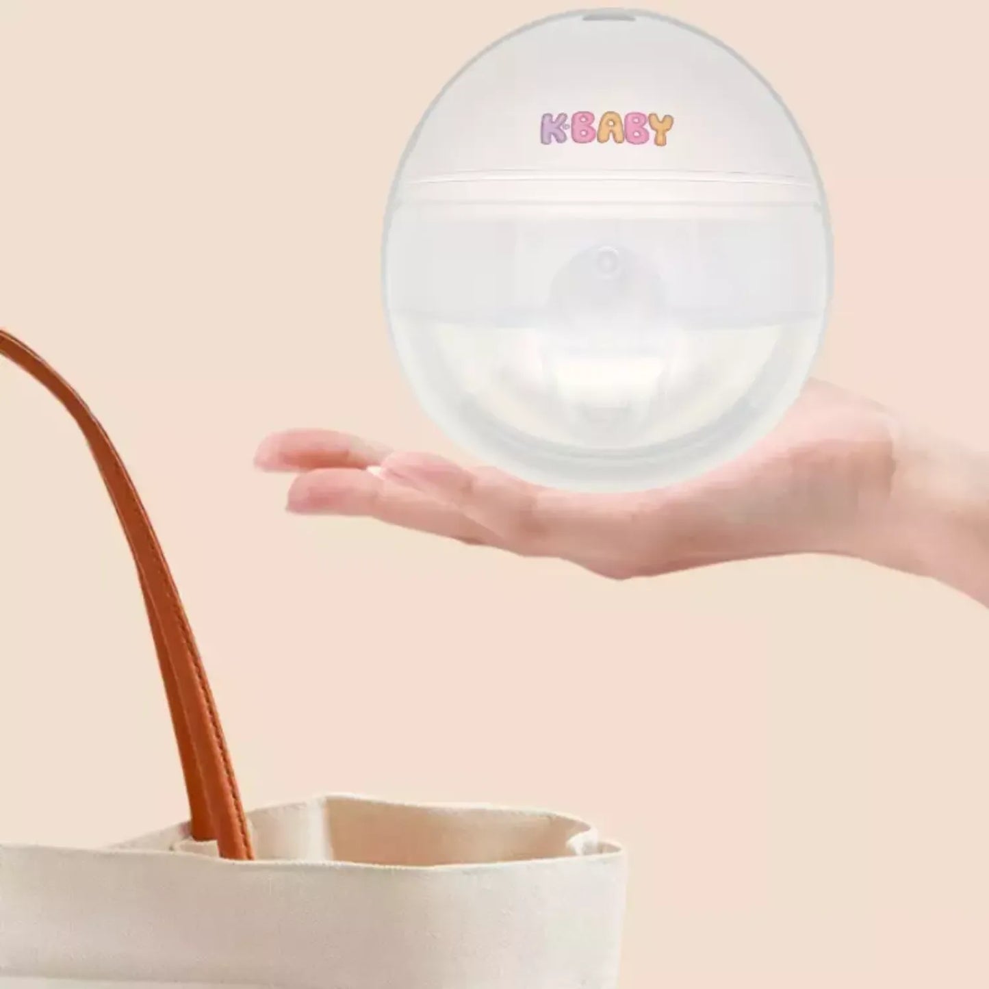 Tire-lait compact K-BABY qui tient dans la main et se glisse facilement dans un sac à langer